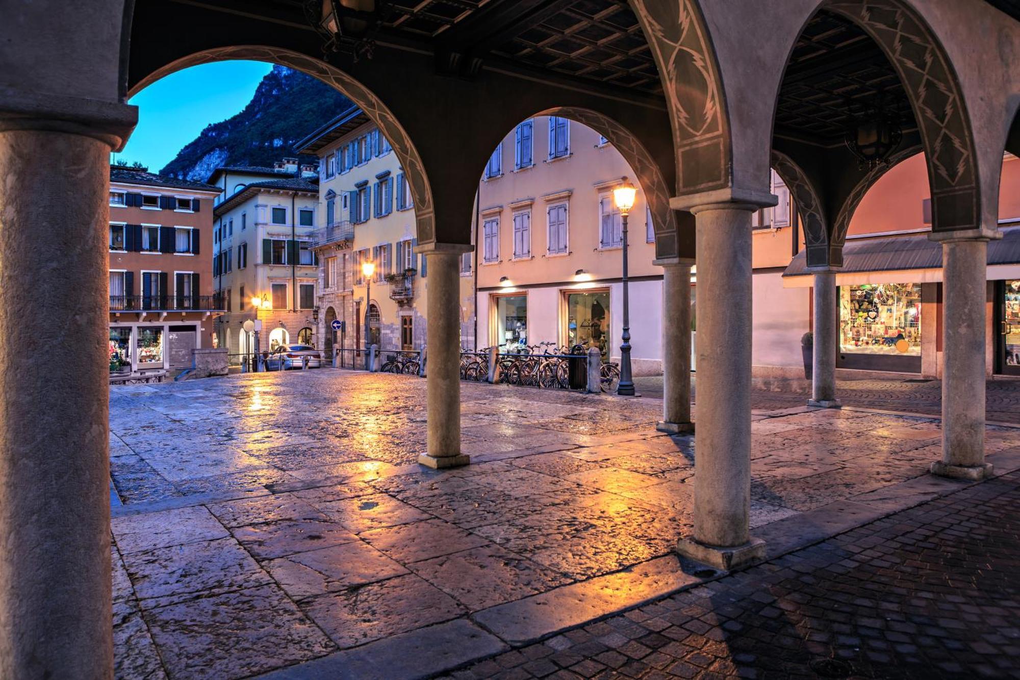 Nido Sui Tetti Di Riva Del Garda - Happy Rentals Екстер'єр фото