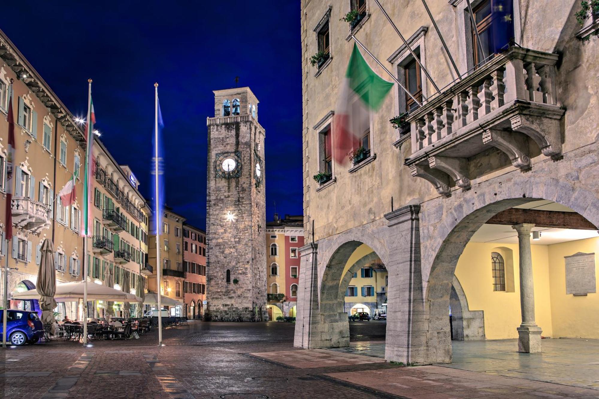 Nido Sui Tetti Di Riva Del Garda - Happy Rentals Екстер'єр фото